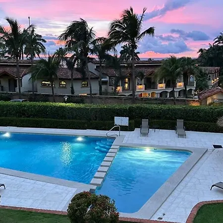 2Bd Condo With Pool Near Beach