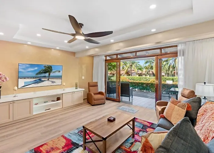 Hébergement de vacances Stylish 2-bedroom With Ocean-view Deck, Lush Pool Area & 2-minute Walk To Flamingo