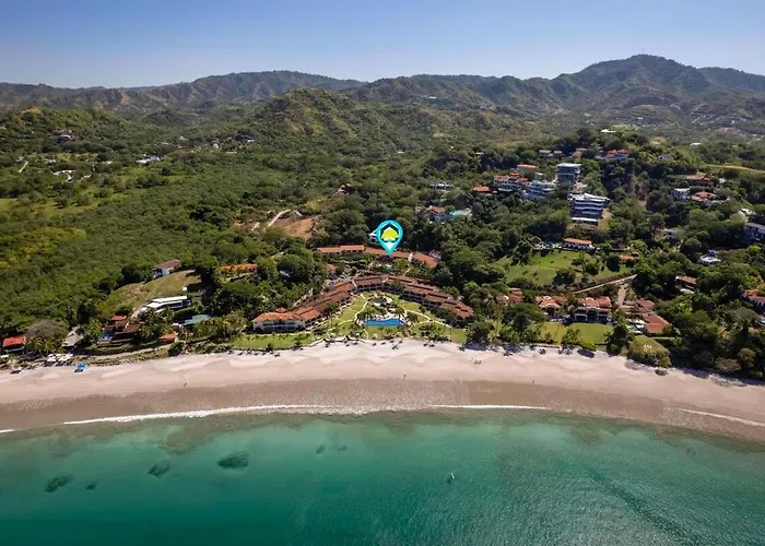 Hébergement de vacances Stylish 2-bedroom With Ocean-view Deck, Lush Pool Area & 2-minute Walk To Flamingo *
