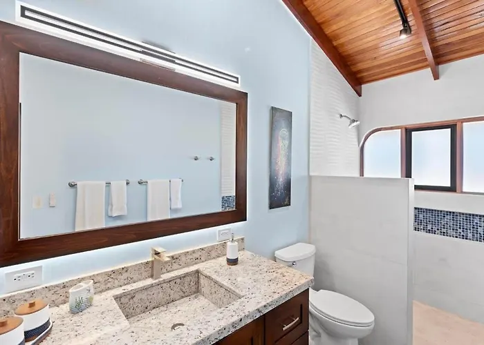 Stylish 2-bedroom With Ocean-view Deck, Lush Pool Area & 2-minute Walk To Flamingo *