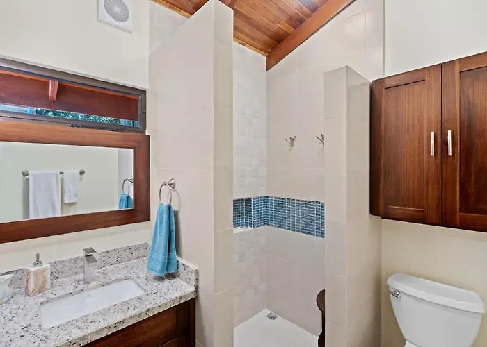 Stylish 2-bedroom With Ocean-view Deck, Lush Pool Area & 2-minute Walk To Flamingo Hébergement de vacances Playa Flamingo