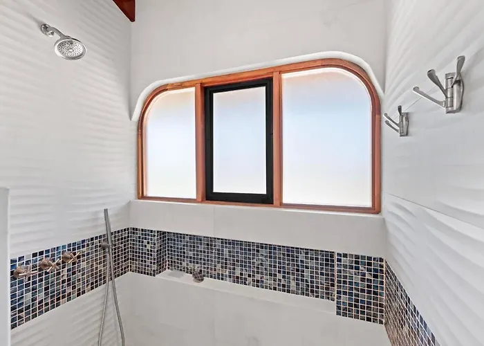 Hébergement de vacances Stylish 2-bedroom With Ocean-view Deck, Lush Pool Area & 2-minute Walk To Flamingo *