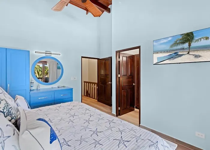Stylish 2-bedroom With Ocean-view Deck, Lush Pool Area & 2-minute Walk To Flamingo *