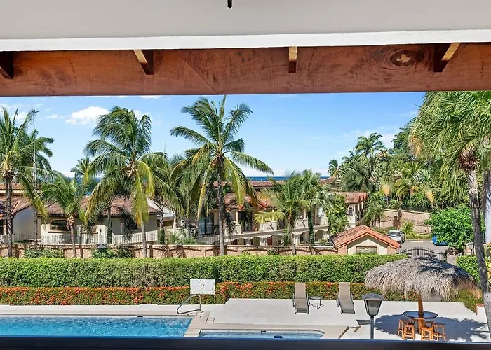 Stylish 2-bedroom With Ocean-view Deck, Lush Pool Area & 2-minute Walk To Flamingo Hébergement de vacances *